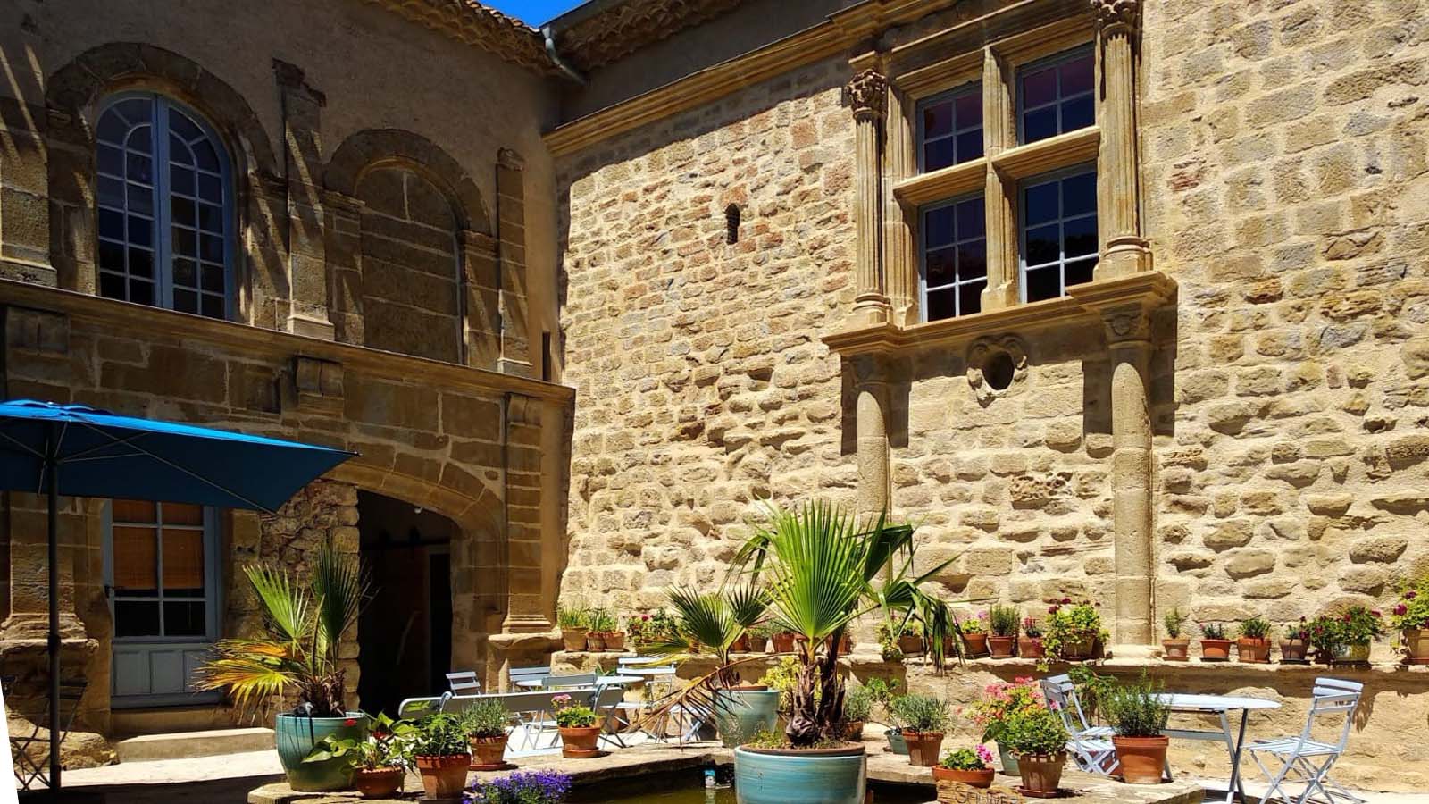 Cour du Château de Puichéric